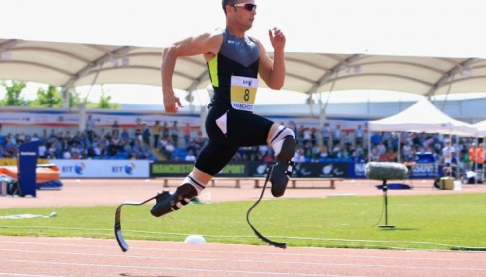 sim, é possível praticar esportes com prótese. Com uma prótese bem ajustada, acompanhamento profissional e treino adequado, muitas pessoas amputadas voltam a caminhar, correr, pedalar, nadar e até competir em alto nível.